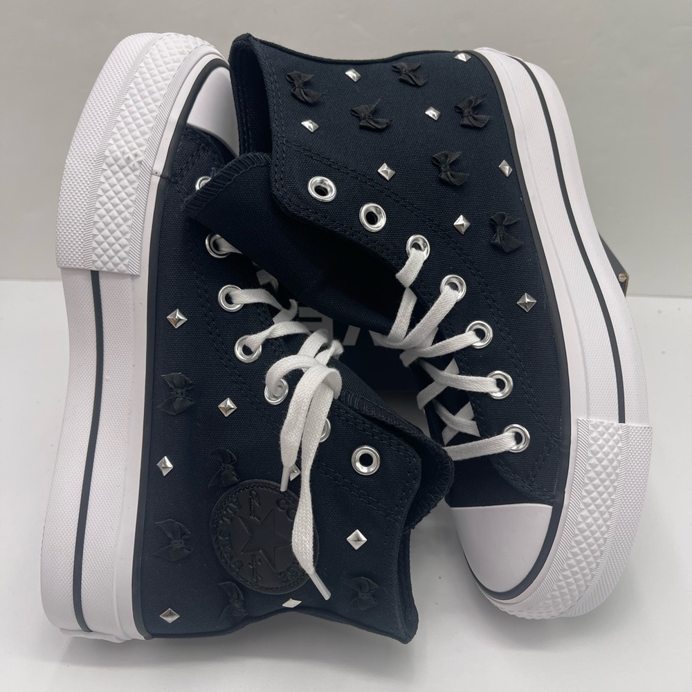 Converse WMNS Black High-Top
CTAS LIFT HI
BLACK/SILVER/WHITE Platform Sneakers - Picture 10 of 15